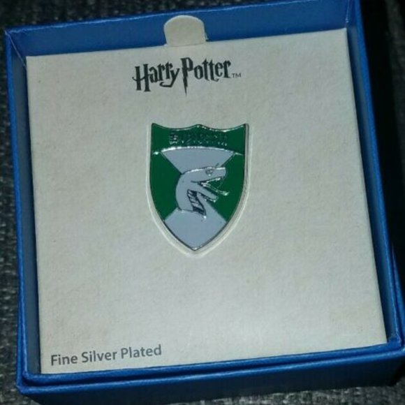 Harry Potter Slytherin Shield Pin New in Box - Picture 2 of 3